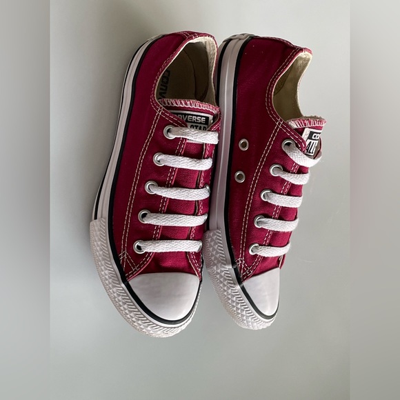 YOUTH CONVERSE ALL STAR SNEAKERS—Size 2–UNISEX—Great Condition—CLASSIC SHOES - Picture 9 of 14